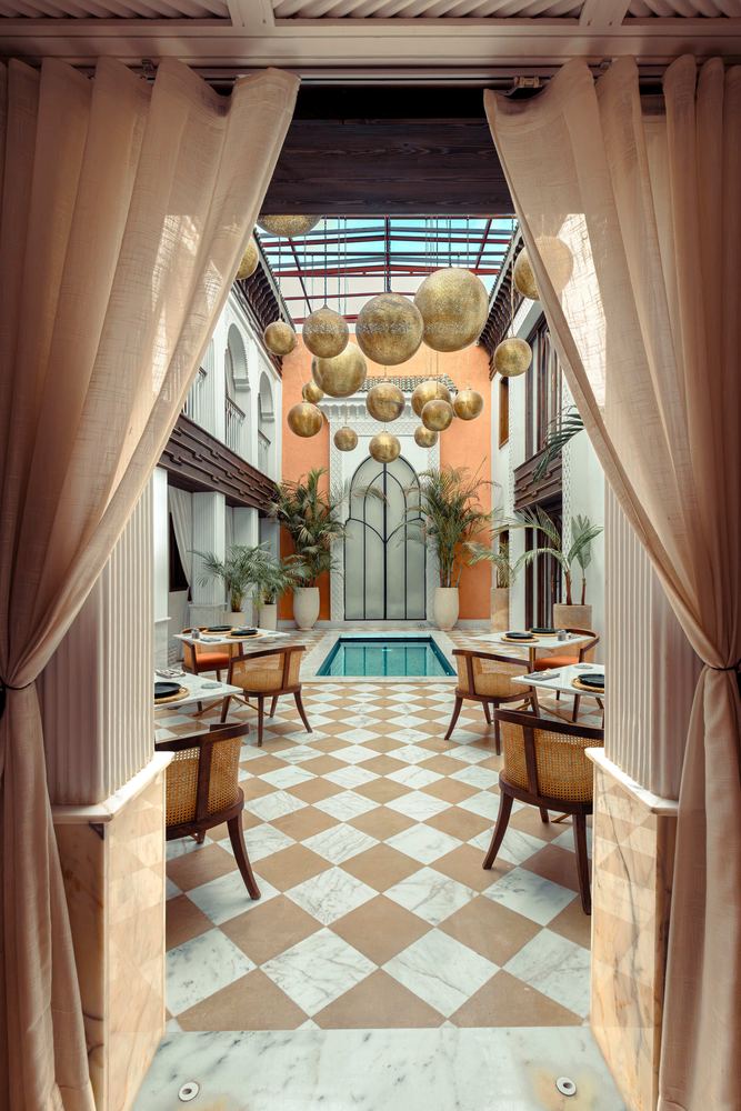 Les voilages s’ouvrent sur le patio du riad