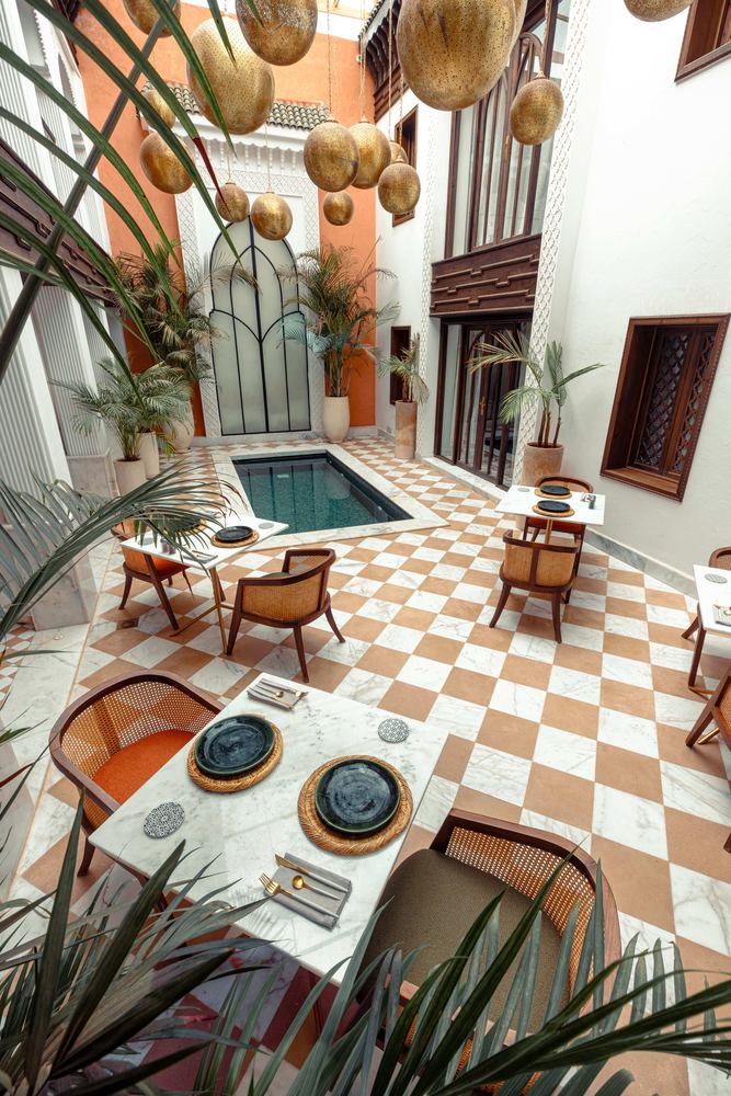 Le patio vu à travers les palmes