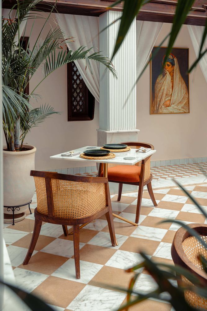 Une table près du patio